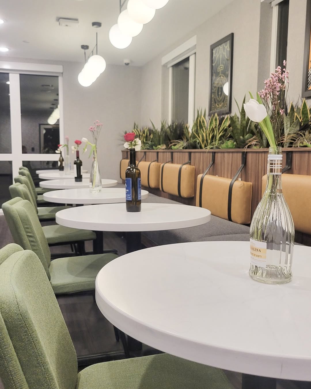 Take advantage of the perfect space to host your friends and family and visit the sky lounge today!