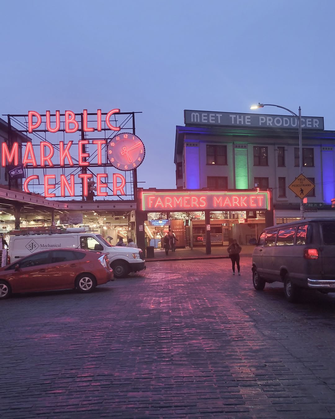 You know the spot! Walk 5-minutes from HERE Seattle to find yourself at the link station to head down to the water for Pike Place Market